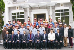 2004年10月，中共中央政治局常委、 國家副主席曾慶紅（第一排中）視察中國